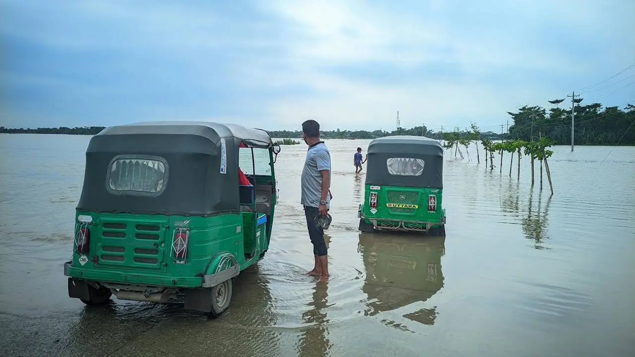 একমাস ধরে পানির নিচে জগন্নাথপুরের সড়ক, ভোগান্তিতে লাখো মানুষ