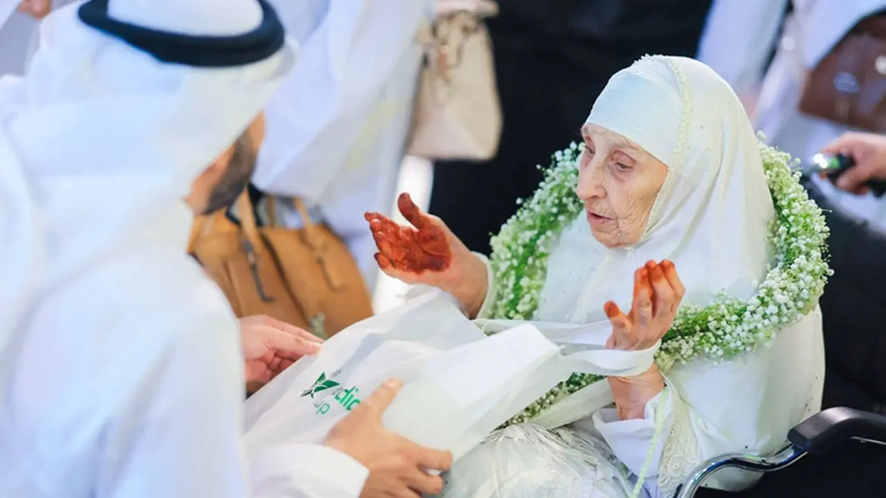জেদ্দায় ১৩০ বছর বয়সী নারী হজযাত্রীকে ফুল দিয়ে বরণ