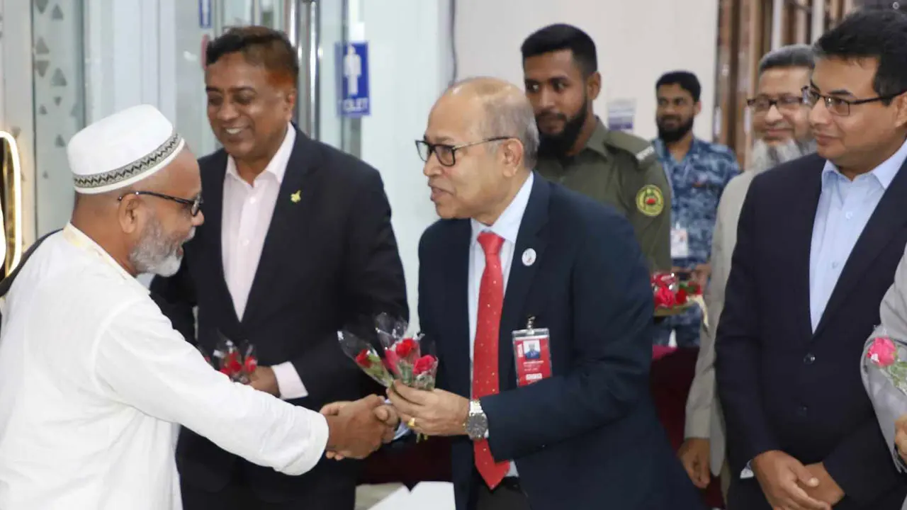 হজের প্রথম ফিরতি ফ্লাইটে দেশে ফিরলেন ৪১৯ জন