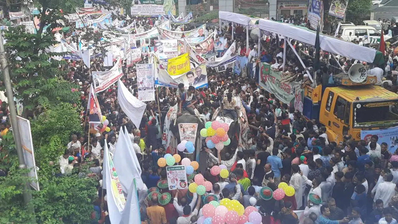 হাতি নিয়ে শোভাযাত্রায় আওয়ামী লীগ নেতাকর্মীরা 