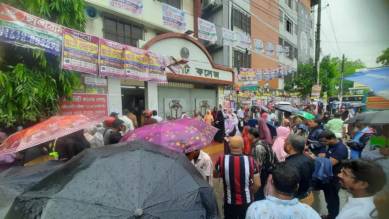 বৃষ্টির ভোগান্তি মাথায় নিয়েই কেন্দ্রে ঢুকছেন পরীক্ষার্থীরা