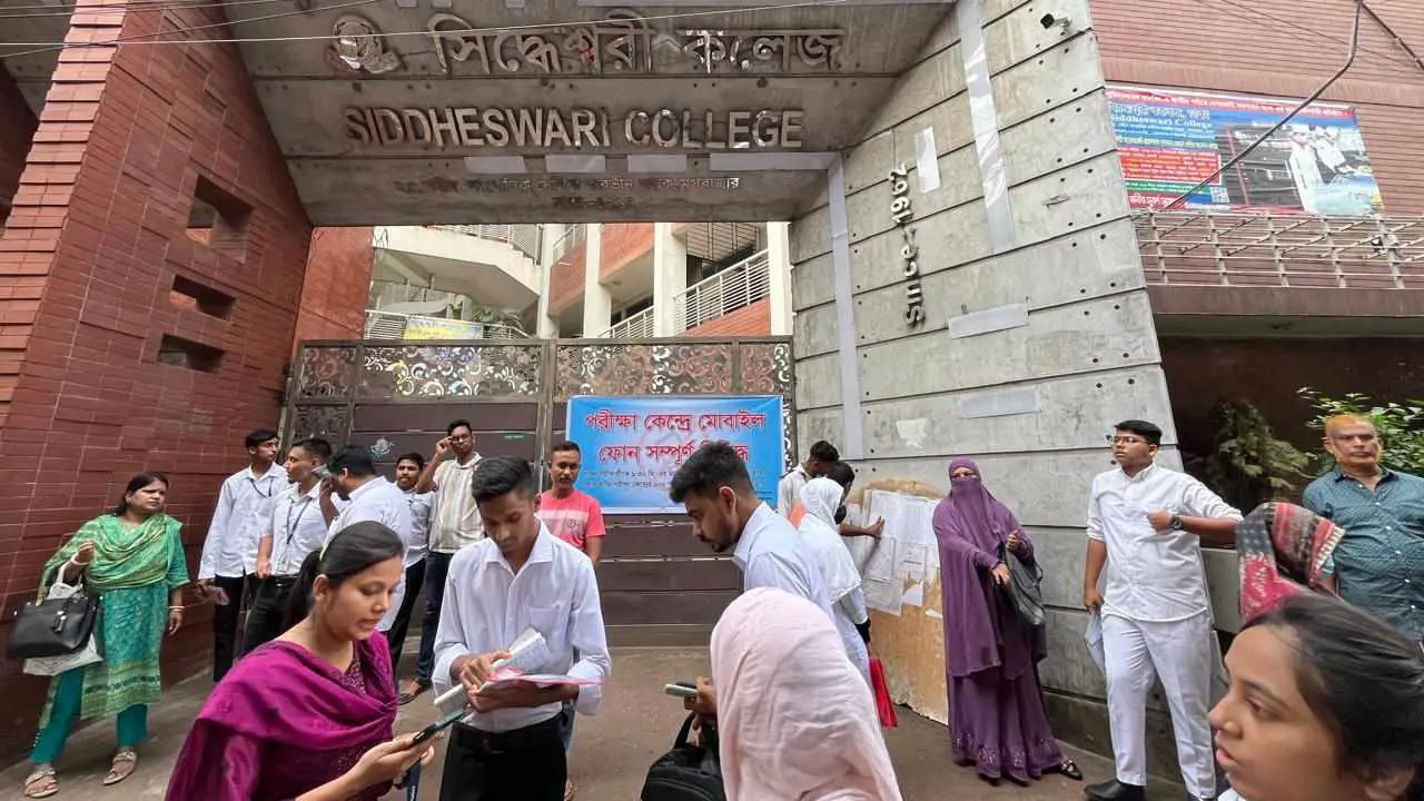 এইচএসসির প্রথম দিনে অনুপস্থিত ১৫ হাজার ২০৩, বহিষ্কার ৫০