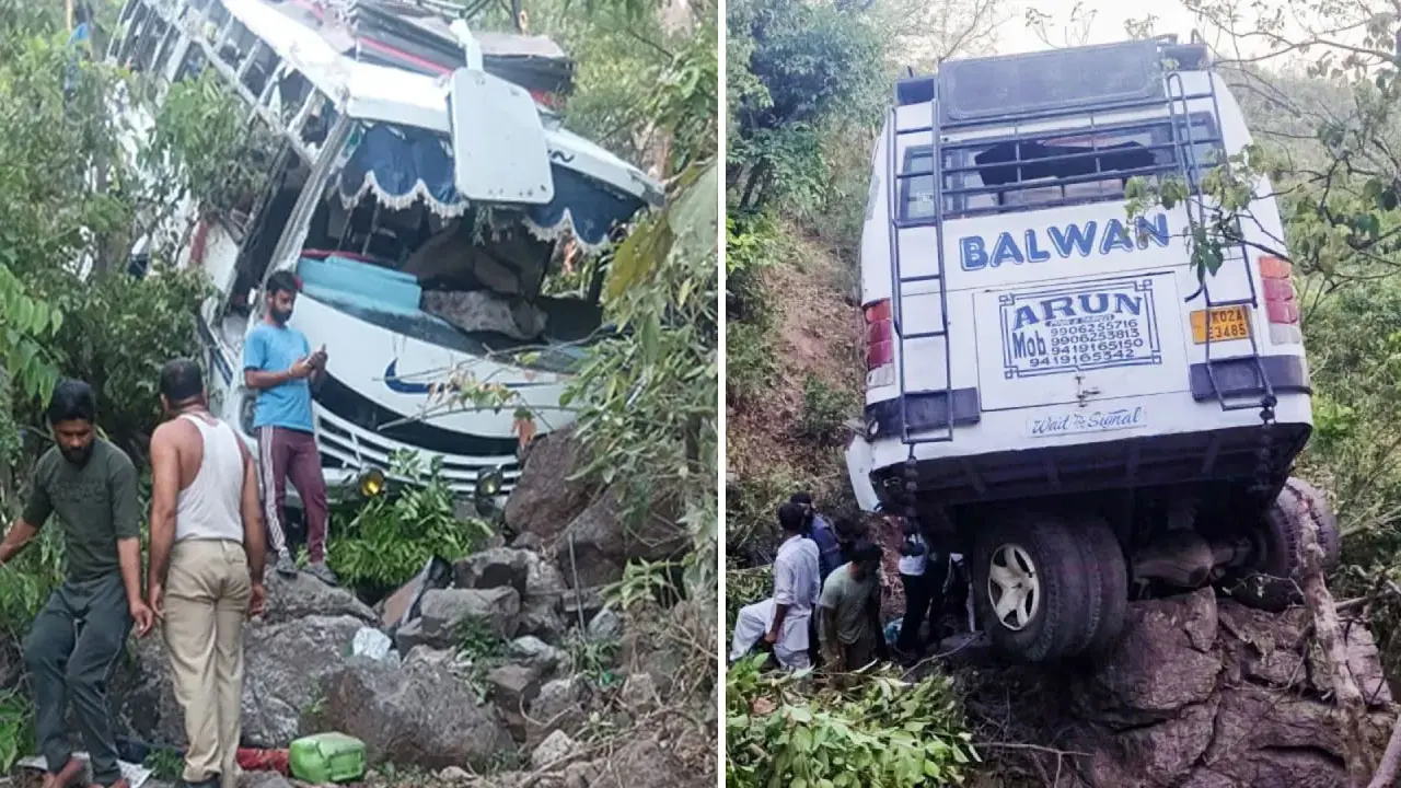 কাশ্মিরে বন্দুকধারীদের হামলার পর বাস খাদে, ৯ তীর্থযাত্রী নিহত