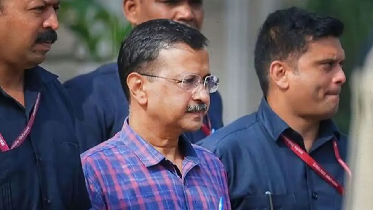 সিবিআই হেফাজতে কেজরিওয়াল, কেন্দ্রের বিরুদ্ধে সরব স্ত্রী