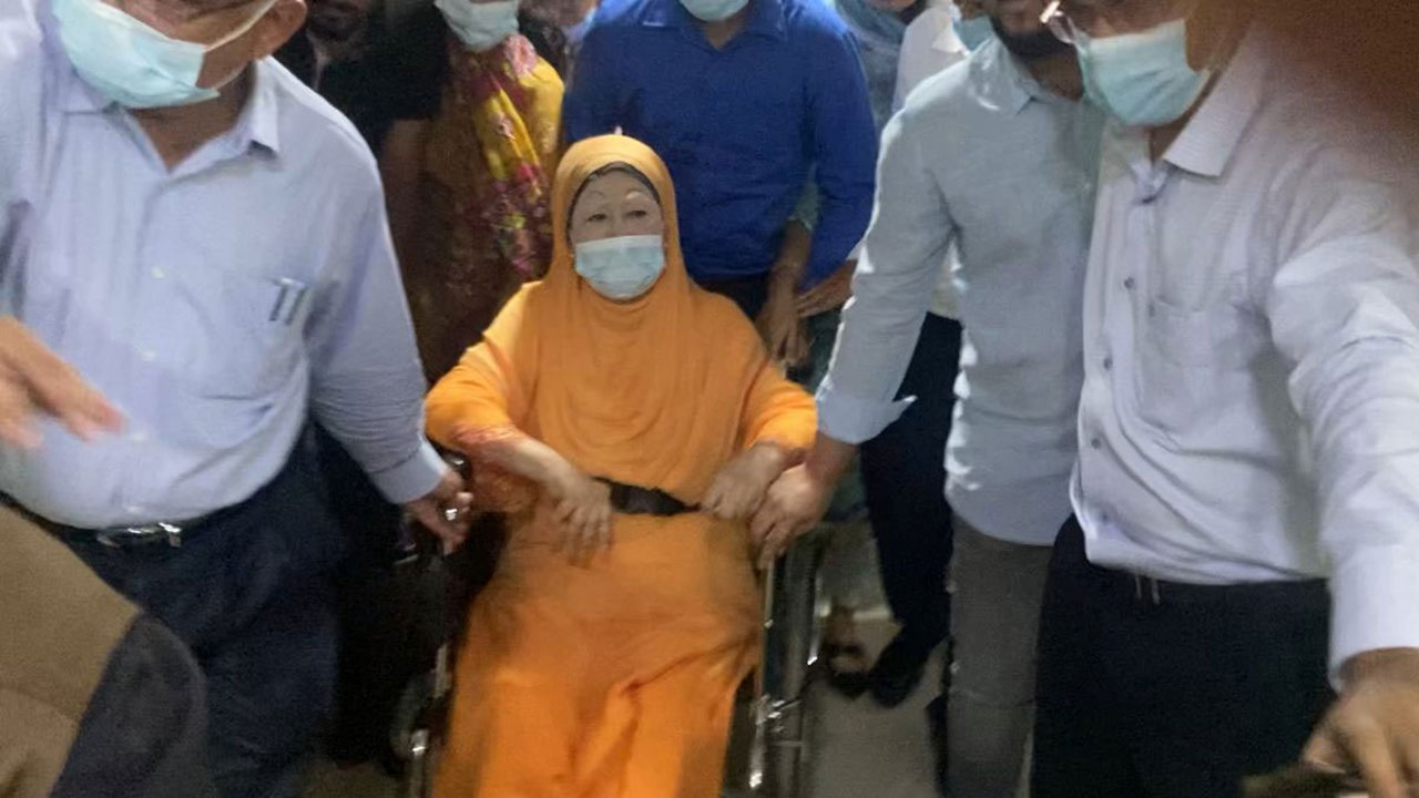 শারীরিক অবস্থার অবনতি, মধ্যরাতে হাসপাতালে খালেদা জিয়া