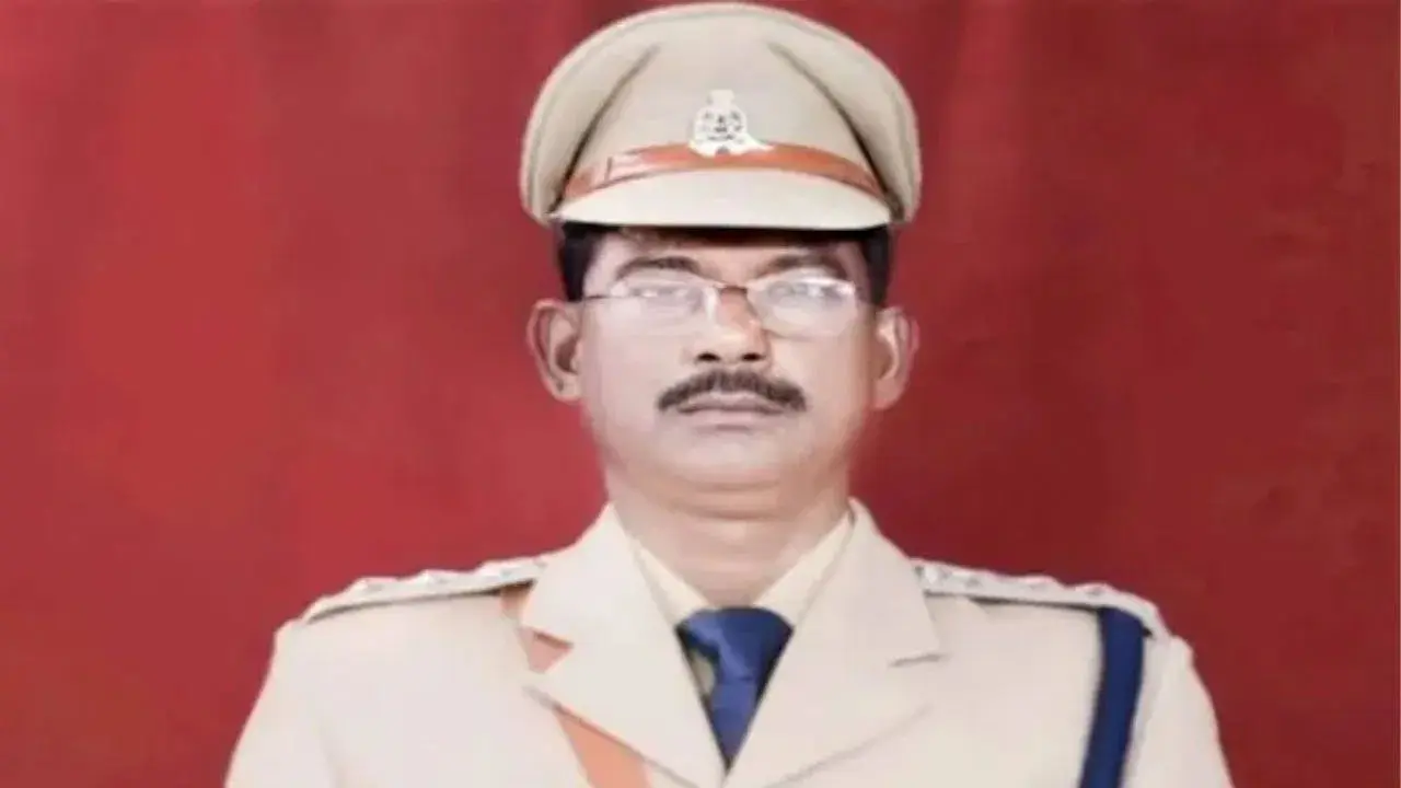 হোটেলে নারী পুলিশের সঙ্গে ধরা, ডেপুটি সুপার হয়ে গেলেন কনস্টেবল