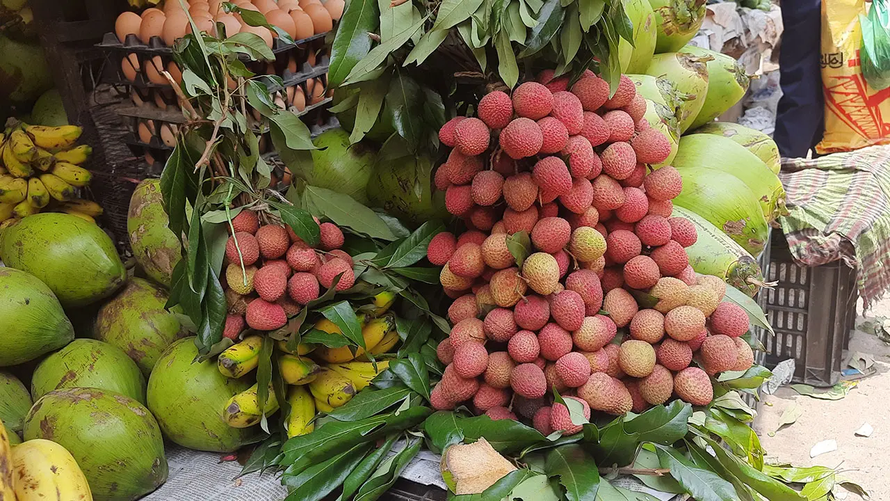বাজারে হরেক রকম লিচু, দামও চড়া