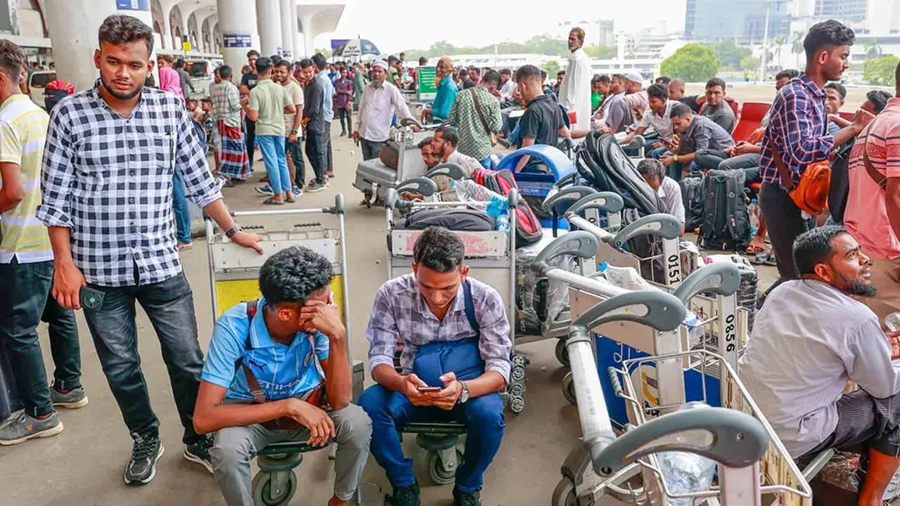 মালয়েশিয়ায় যেতে না পারাদের ভাগ্যে আসলে কী আছে?