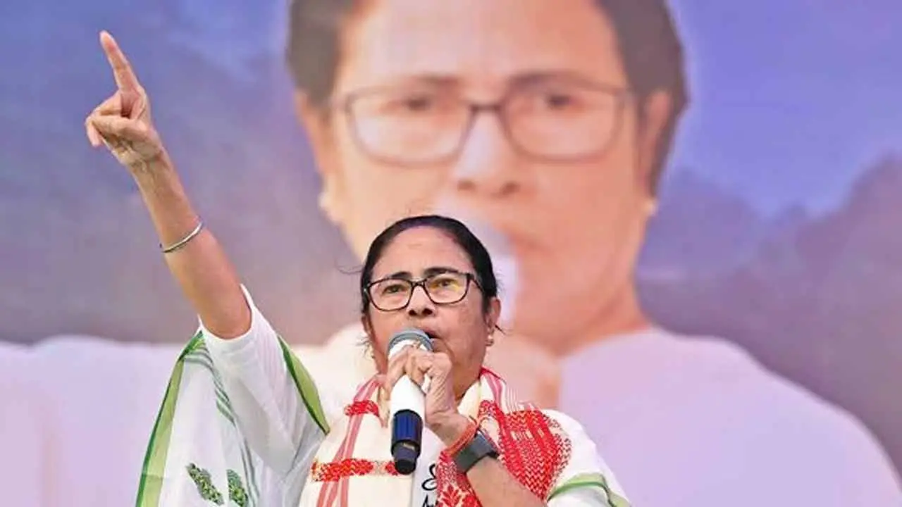পশ্চিমবঙ্গে প্রাথমিক বিজয়ের ঝাণ্ডা তৃণমূলের, বেকায়দায় বিজেপি