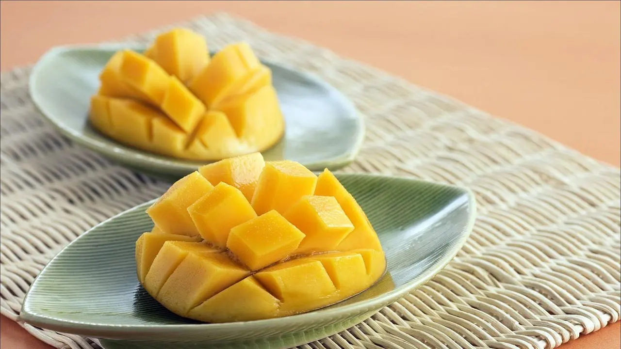 আম বেশি খেলে কী হয়?