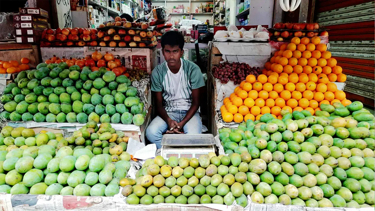 বাজারে পাওয়া যাচ্ছে সব জাতের আম, দাম চড়া