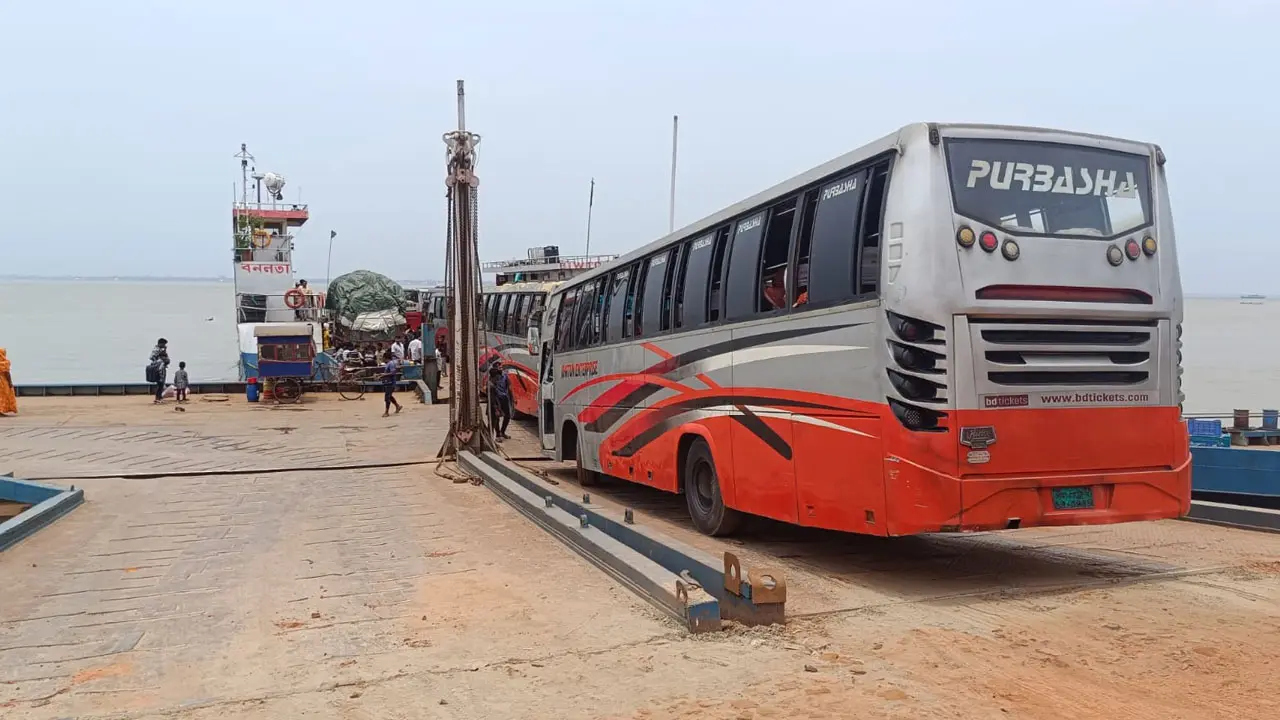 ঈদযাত্রায় চাপ নেই পাটুরিয়ায়, ভোগান্তি ছাড়াই বাড়ি যাচ্ছে মানুষ