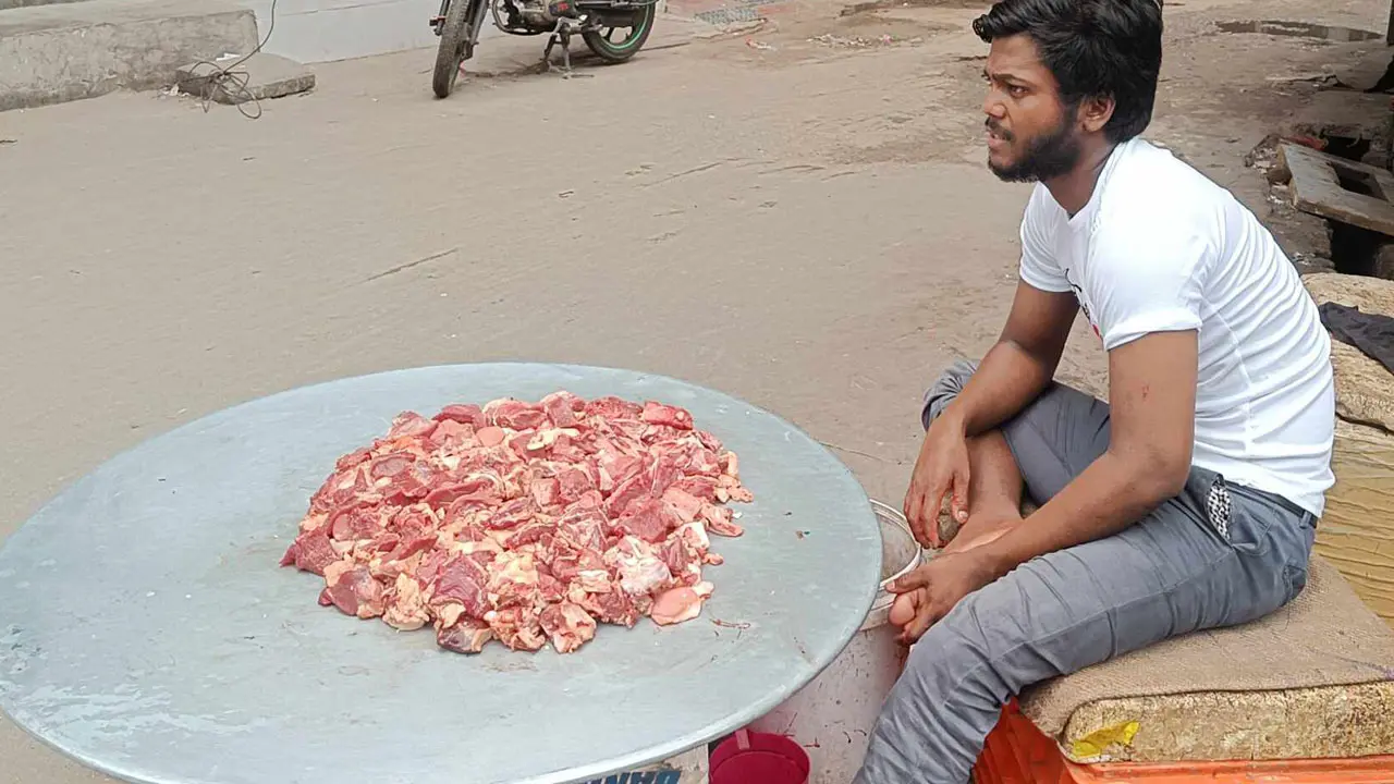 কেজি দরে বিক্রি হচ্ছে কোরবানির মাংস