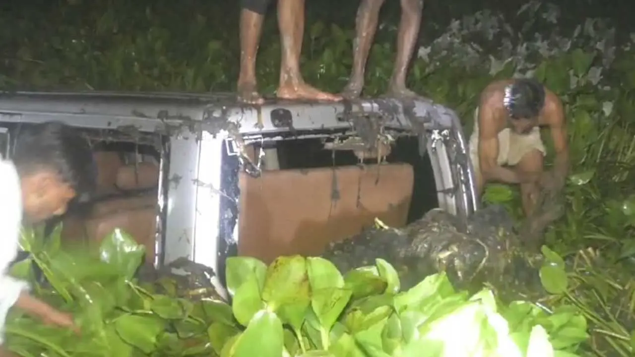 ১২ ঘণ্টায়ও উদ্ধার হয়নি সেই মাইক্রোবাস