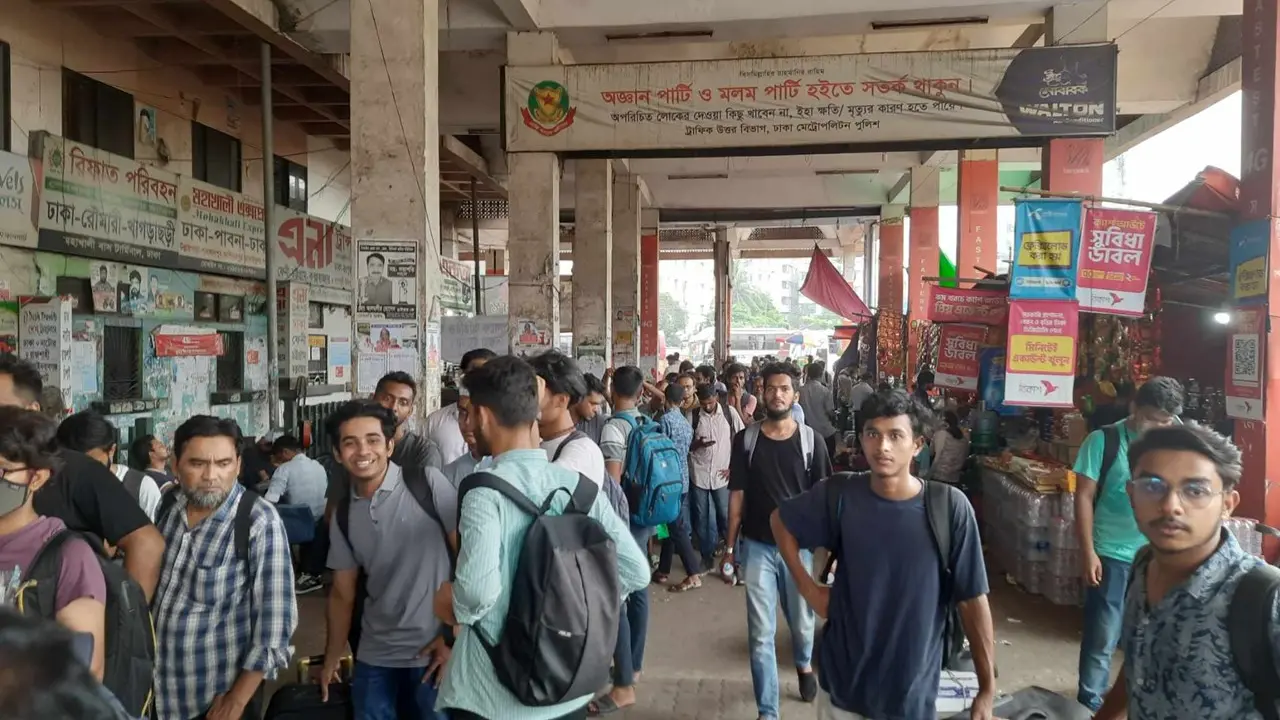 মহাখালীতে যাত্রীদের দীর্ঘ লাইন, কিন্তু বাস নেই