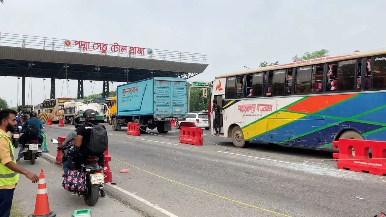 পদ্মা সেতু হয়ে নির্বিঘ্নে বাড়ি ফিরছে মানুষ 