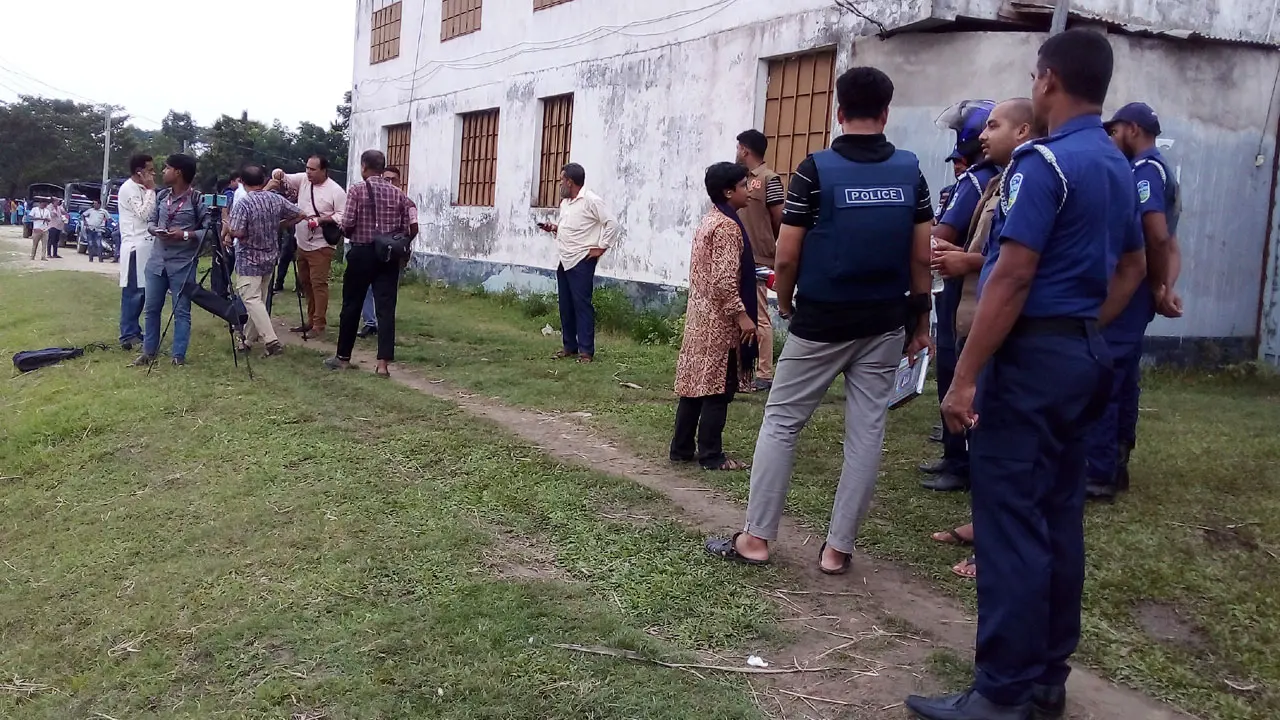 নেত্রকোণায় জঙ্গি আস্তানা সন্দেহে বাড়ি ঘিরে রেখেছে পুলিশ