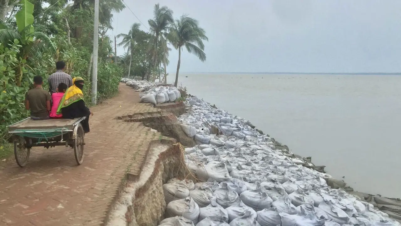 পিরোজপুরে জিও ব্যাগেও ঠেকানো যাচ্ছে না নদী ভাঙন