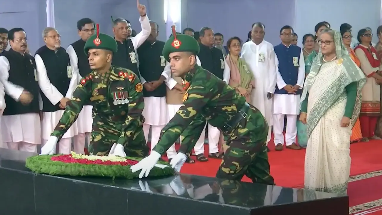 আওয়ামী লীগের প্লাটিনাম জয়ন্তীতে বঙ্গবন্ধুর প্রতিকৃতিতে শ্রদ্ধা