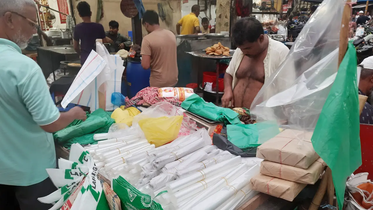বাজারে পলিথিন বিক্রির ধুম