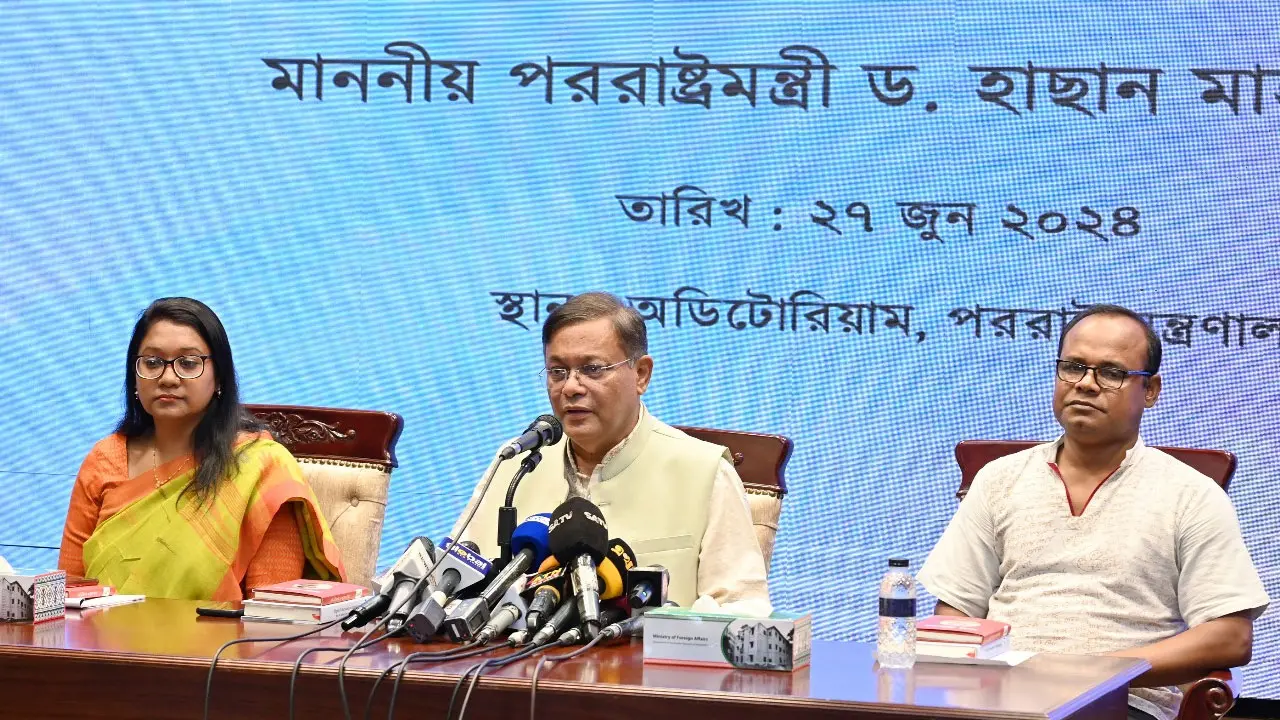 ‘খালেদা জিয়া স্বেচ্ছায় বেসরকারি হাসপাতালে গেছেন, দায় সরকারের না’