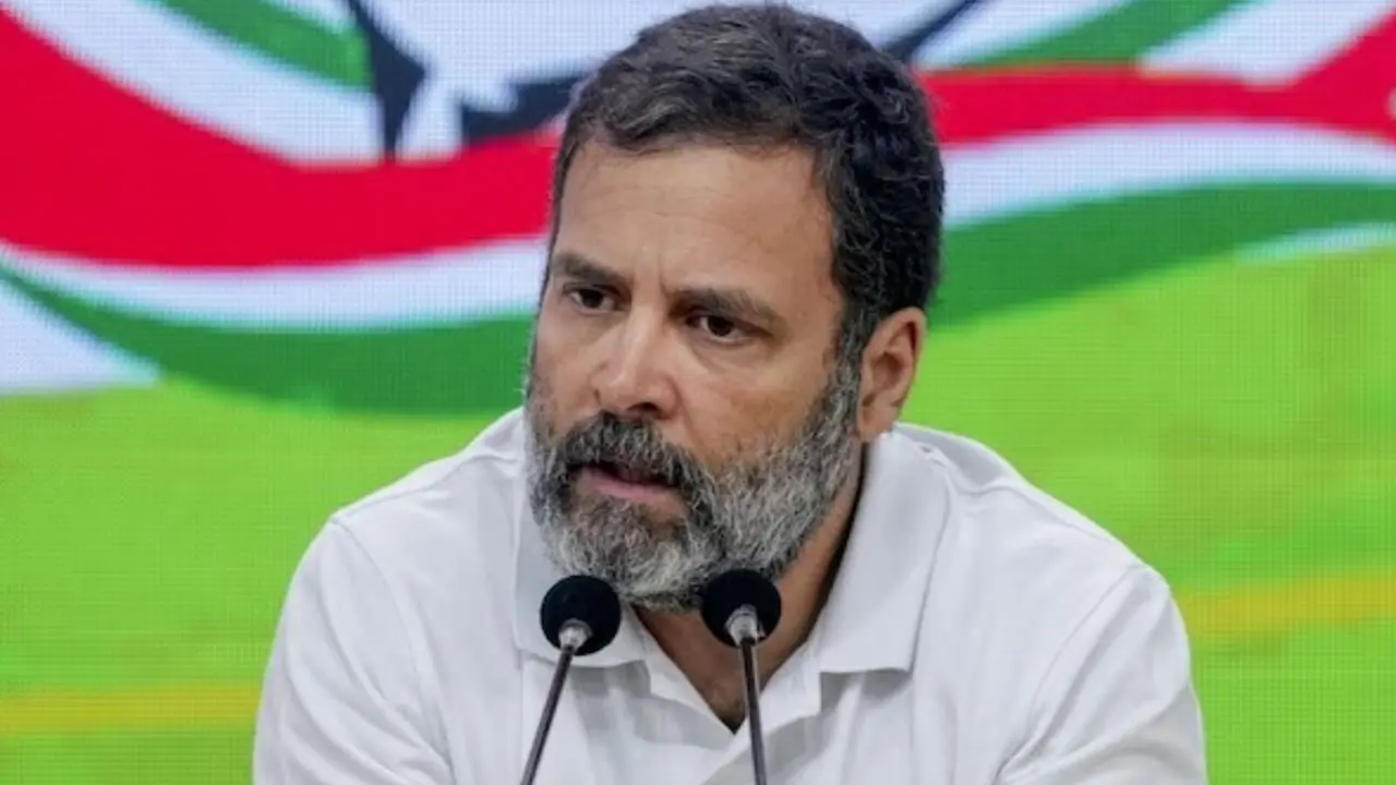 গর্বিত রাহুল বললেন, ‘দেশের সংবিধান আজ কৃষক-শ্রমিকরা বাঁচালেন’