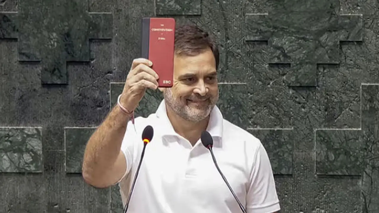সংবিধানের কপি হাতে লোকসভায় শপথ নিলেন রাহুল গান্ধী