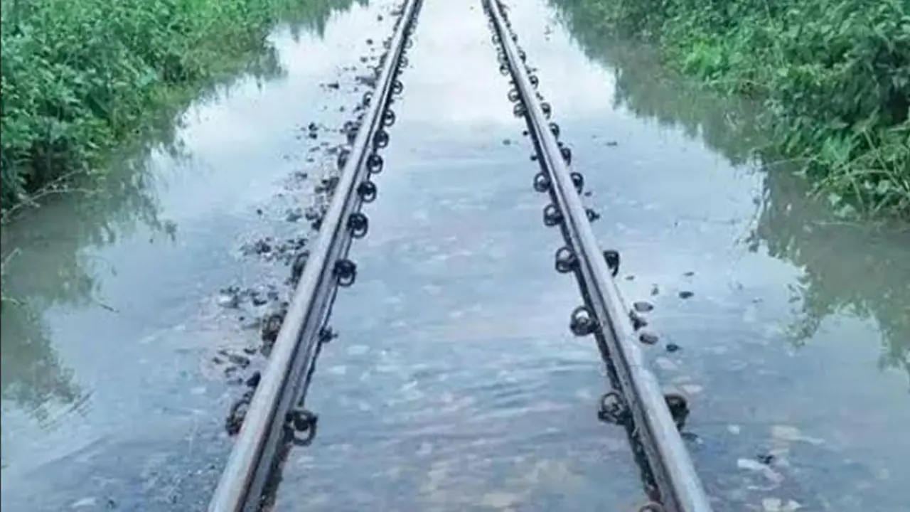 মৌলভীবাজারে গতি কমিয়ে ট্রেন চালানোর নির্দেশ