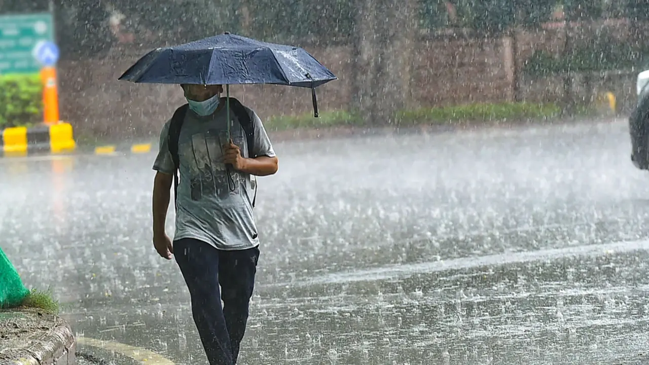 সারাদেশে বৃষ্টির আভাস, কমবে দিনের তাপমাত্রা 