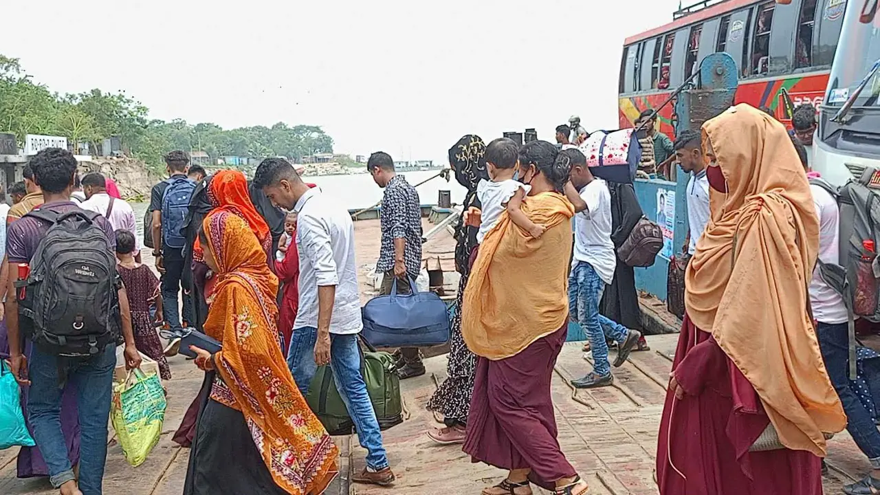 দৌলতদিয়ায় ভিড় থাকলেও নেই ভোগান্তি