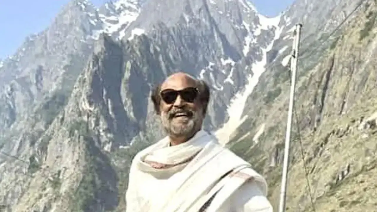 শান্তির খোঁজে হিমালয়ে সুপারস্টার রজনীকান্ত