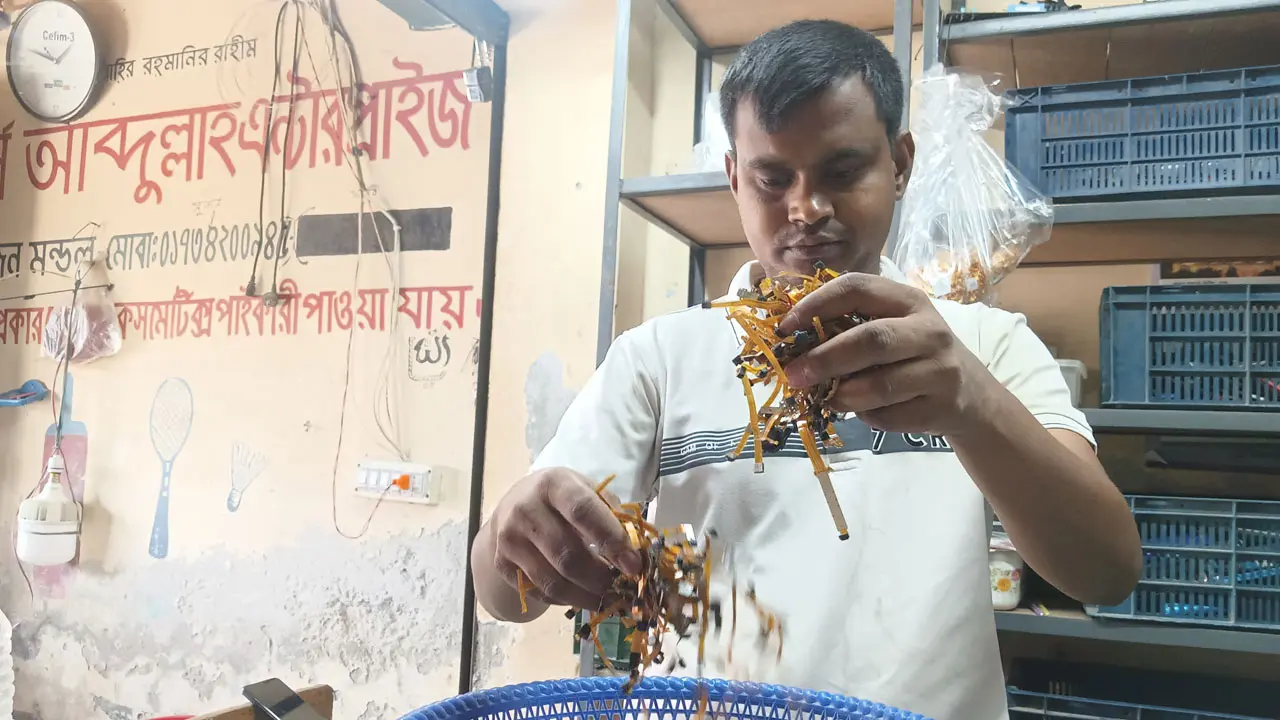 কেজি দরে বিক্রি হচ্ছে মোবাইলের ক্যামেরা