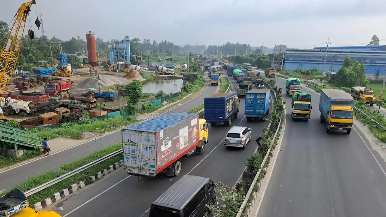 বঙ্গবন্ধু সেতু মহাসড়কে ১৩ কিলোমিটার সড়কে যানবাহনে ধীরগ‌তি 
