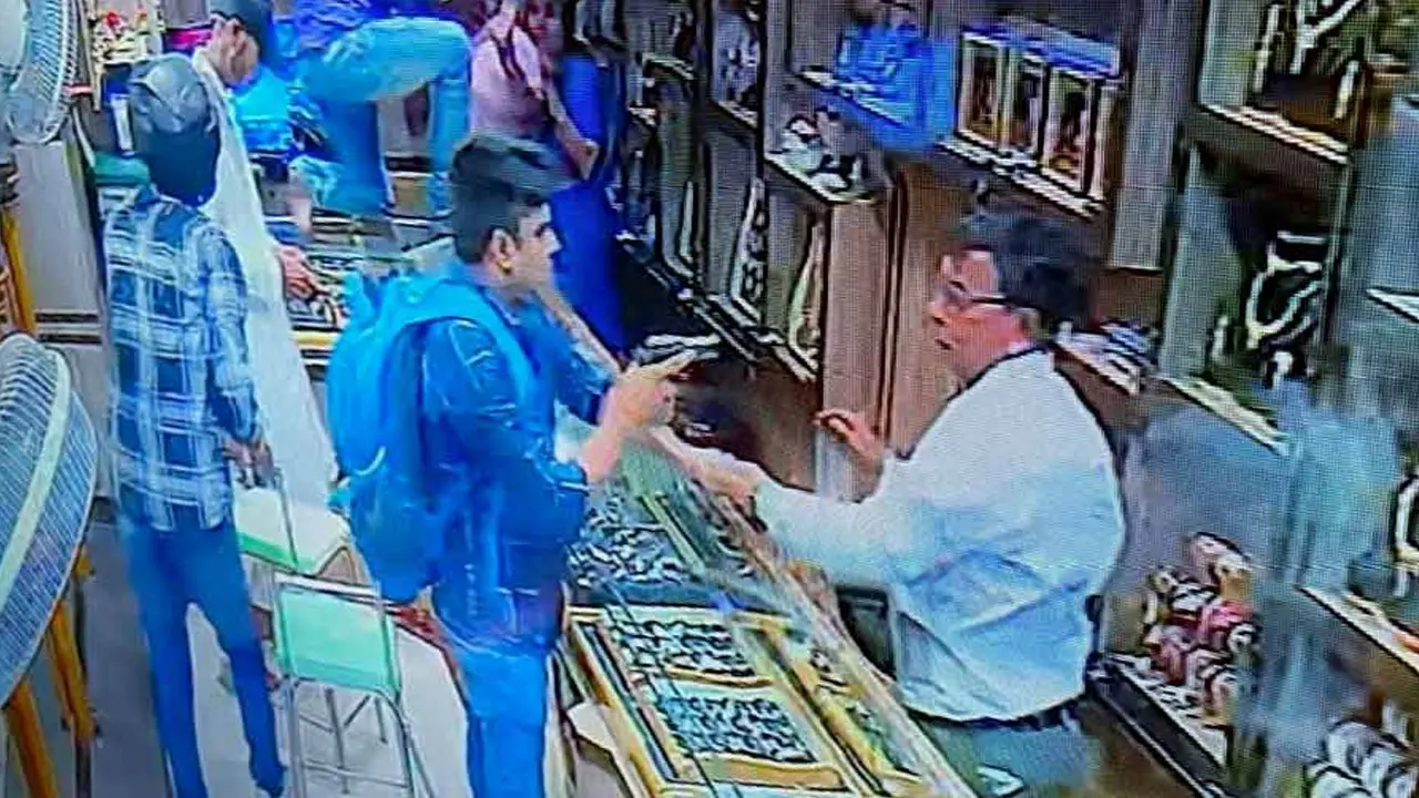 যা করার করে নে, দোকান থেকে বের হওয়ার আগে বলে গেল ডাকাতদল