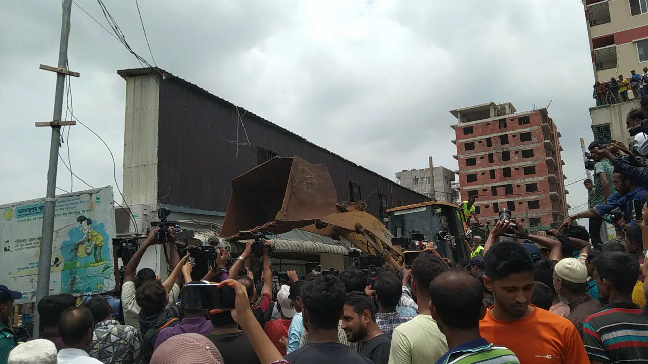 সাদিক অ্যাগ্রোর অবৈধ অংশ গুঁড়িয়ে দিচ্ছে ডিএনসিসি
