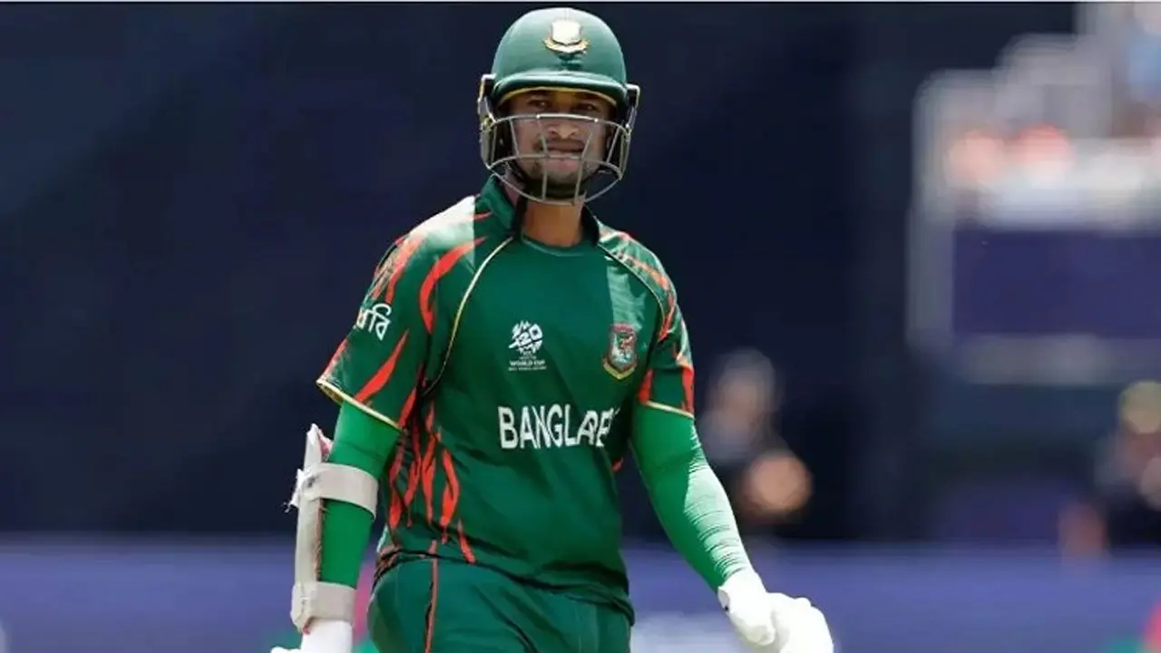 ফোন কেড়ে নিয়ে বিতর্কে সাকিব!