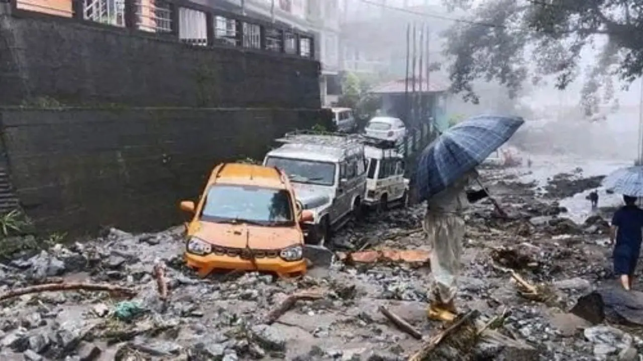 সিকিমে ভারী বর্ষণ-ভূমিধসে নিহত ৬, আটকা ১৫০০ পর্যটক