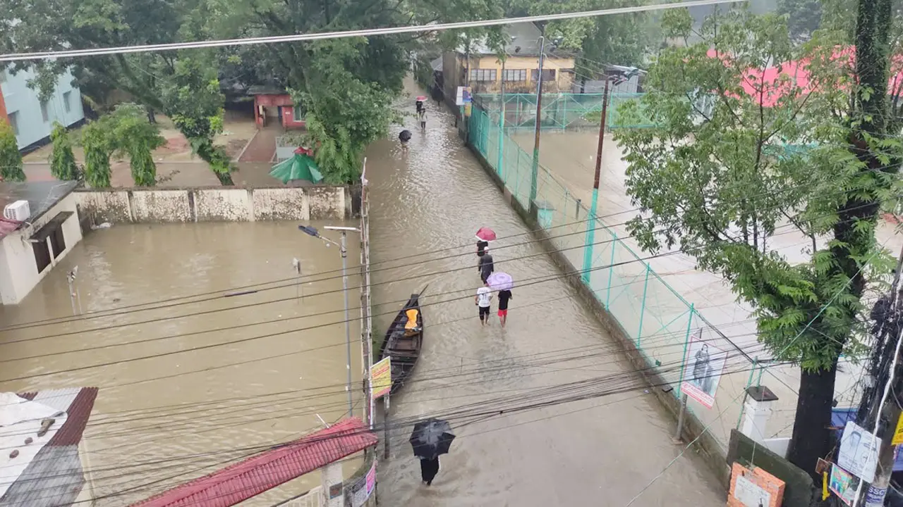 ঢলের পানিতে প্লাবিত সুনামগঞ্জ, বিপাকে ৬ লাখের অধিক মানুষ
