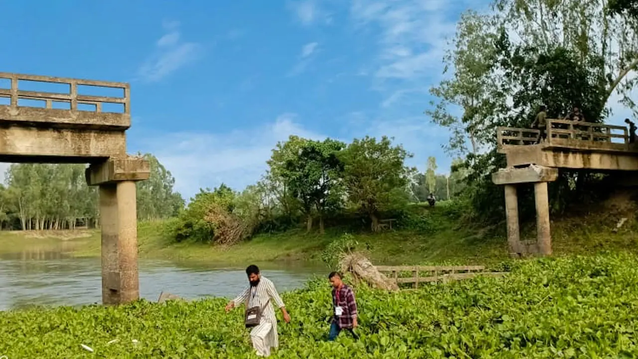 টাঙ্গ‌াইলে ভে‌ঙে পড়ল সেতু, যোগা‌যোগ বি‌চ্ছিন্ন