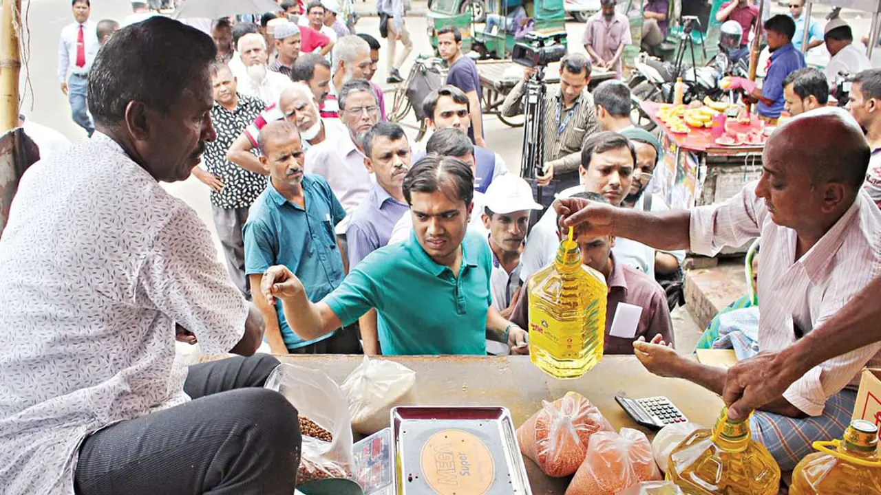 চি‌নি ৭০, সয়াবিন তেল ১০০ টাকায় বি‌ক্রি করবে সরকার