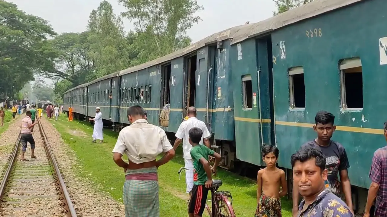 বগুড়ায় ৩ ঘণ্টা পর রেল যোগাযোগ স্বাভাবিক