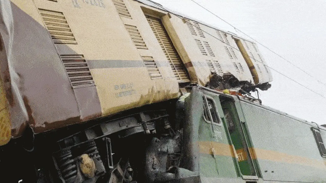 কাঞ্চনজঙ্ঘা এক্সপ্রেসে মালবাহী ট্রেনের ধাক্কা, বহু যাত্রী আহত