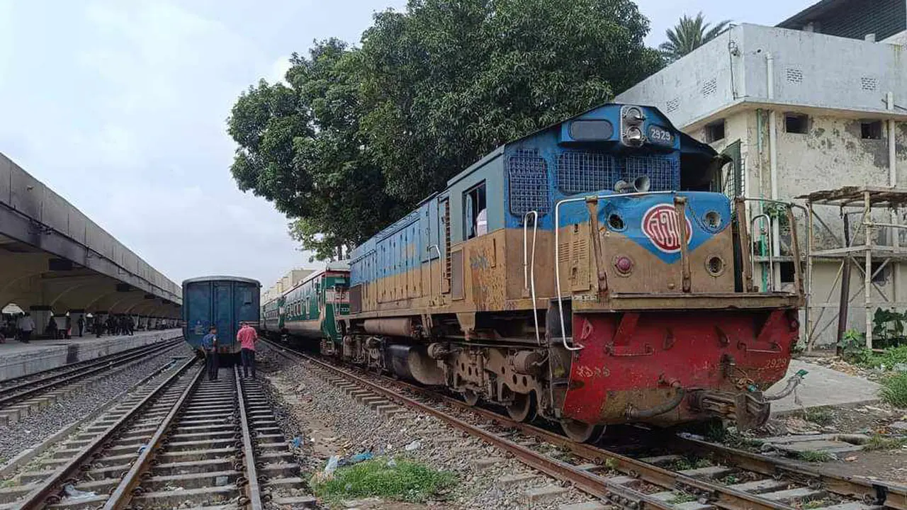 বিলম্ব নিয়ে ট্রেনে ঈদযাত্রা শুরু