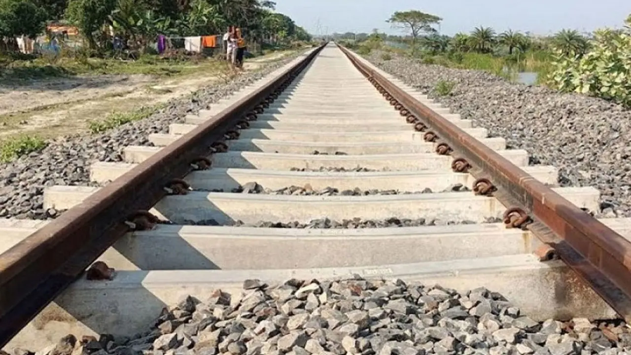 নাচোলে ট্রেনে কাটা পড়ে একজনের মৃত্যু