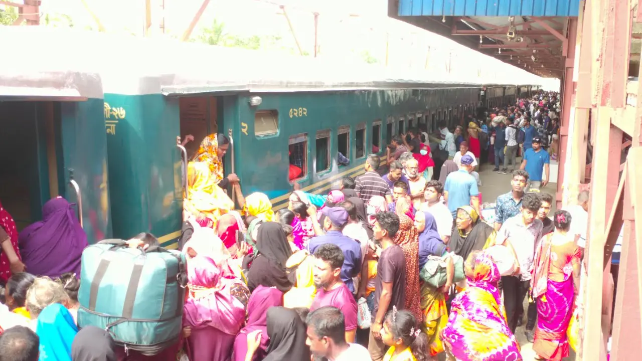 বেনাপোল থেকে ট্রেন ছাড়ল মোংলায়
