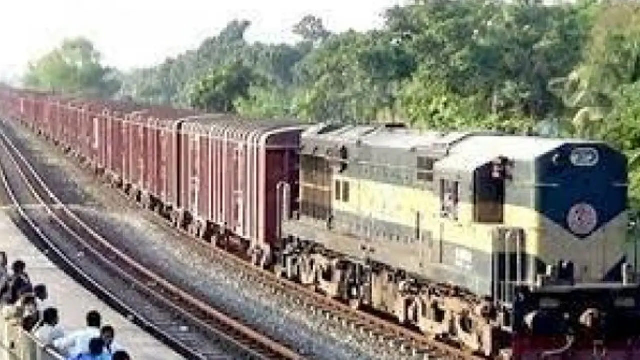 পণ্যবাহী ট্রেন চলাচল বন্ধ হচ্ছে রাত থেকে