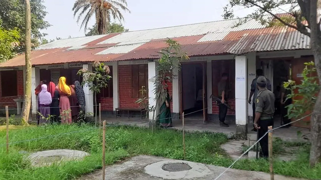 ছাগলনাইয়ায় জাল ভোট দিতে গিয়ে ৬ জন আটক, ব্যালট জব্দ 