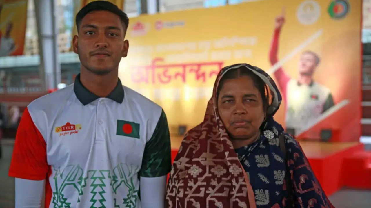 চা বিক্রেতা মাকে নিয়েই সাগরের সংবর্ধনা