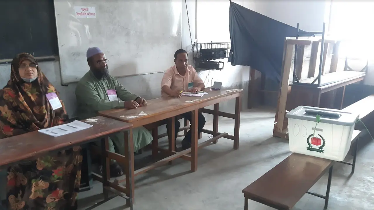 ফাঁকা ব্যালট বাক্স, অলস সময় পার করছেন কর্মকর্তারা  