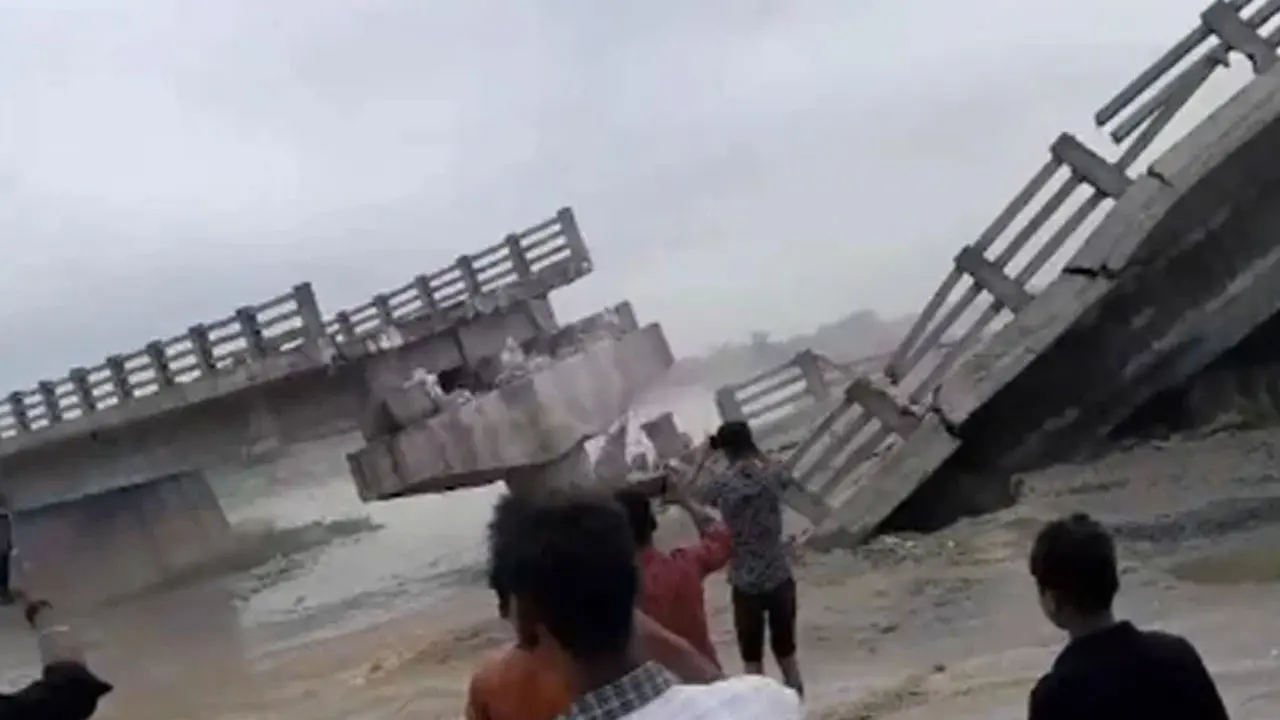 উদ্বোধনের আগেই বিহারে ভেঙে পড়ল সেতু